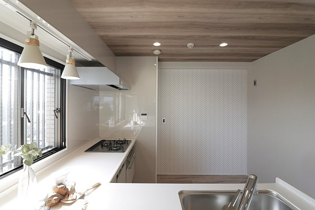 ※写真は同形状・同仕様の施工例です。実際の建具やクロスの色味とは異なる場合があります