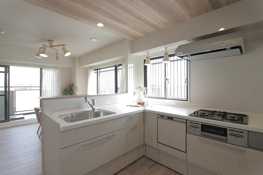 ※写真は同形状・同仕様の施工例です。実際の建具やクロスの色味とは異なる場合があります