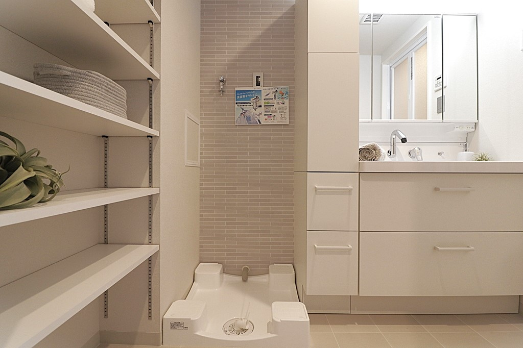 ※写真は同形状・同仕様の施工例です。実際の建具やクロスの色味とは異なる場合があります