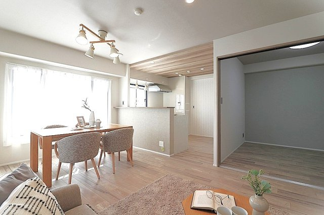 ※写真は同形状・同仕様の施工例です。実際の建具やクロスの色味とは異なる場合があります