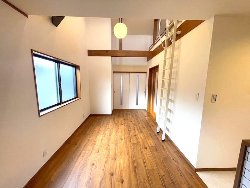 南側と西側に窓があり明るいお部屋です。吹き抜け天井に梁型がありおシャレな造りになっています。