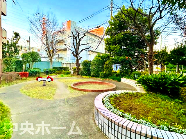 敷地内には緑も多く住環境良好です