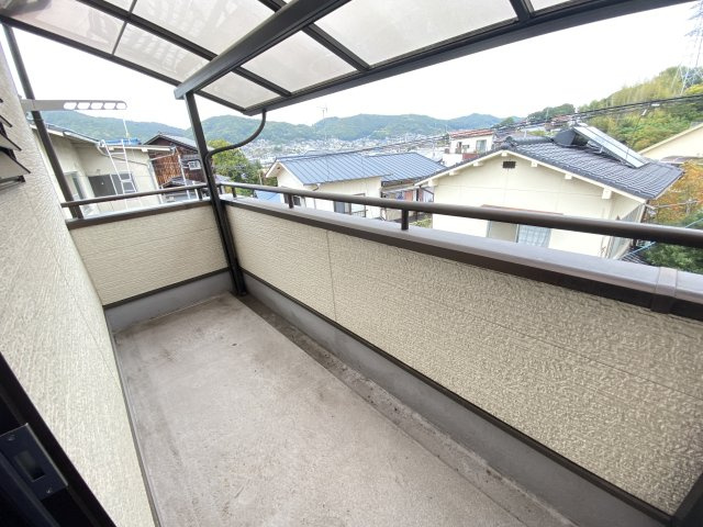 屋根付きで天候を気にせず洗濯物が干せる使い勝手の良いバルコニーです。前面の眺望がひらけており、周囲の山並みを楽しめる心地よいロケーション。風通しも良く、洗濯物が乾きやすい環境です。