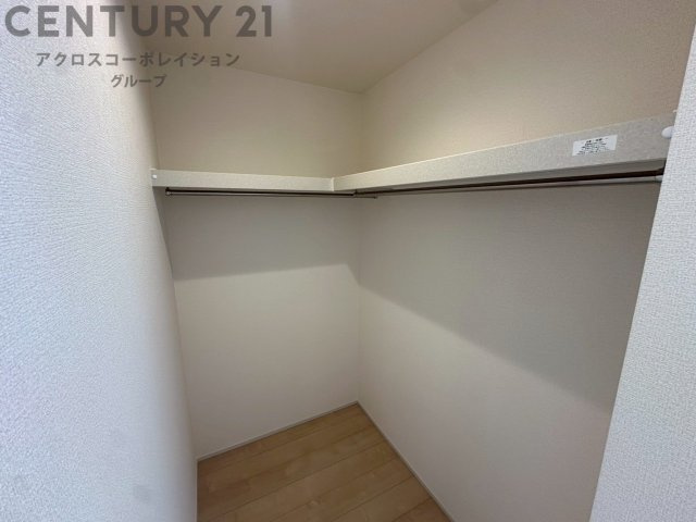 収納力が高く洋服や小物を整理しやすく、更衣室のように使え、部屋がすっきり保てます。収納の配置を自由に調整でき、換気性が良く防湿・防虫対策も可能。快適で機能的な生活空間を実現できます♪