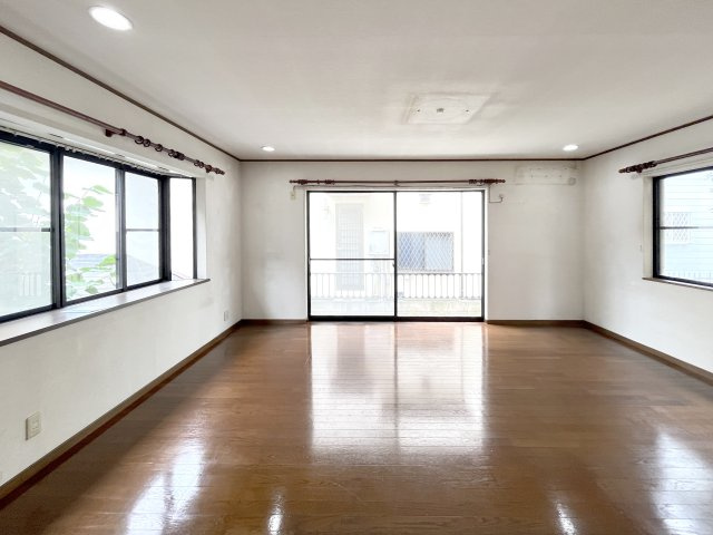 お引渡しから2年間の「契約不適合責任（宅内への雨漏り、シロアリ被害、主要な構造部位の腐食、給排水管の故障、土地の埋設物）」がございます。