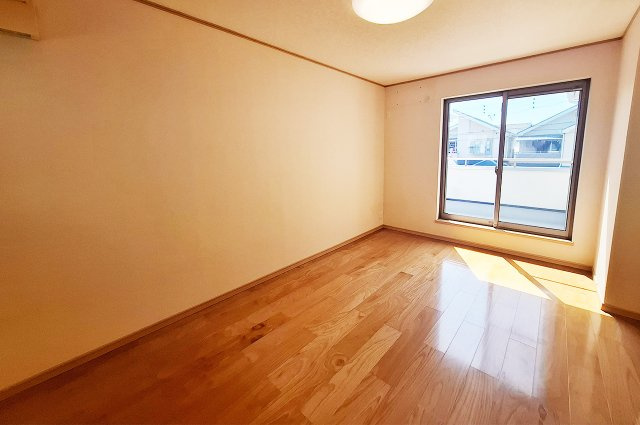 洋室2：バルコニーへの出入りが可能な約8.25帖の洋室です。