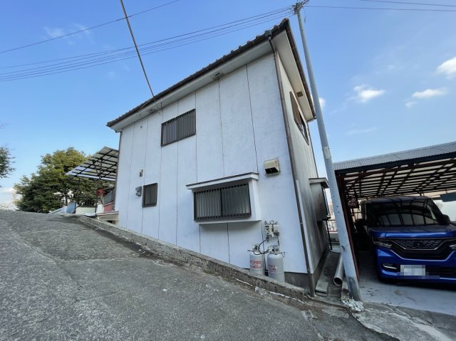 少し坂がありますが、駐車場は坂を下りずに駐車できますので車の出し入れがラクラク♪青の車はお隣様の敷地です。