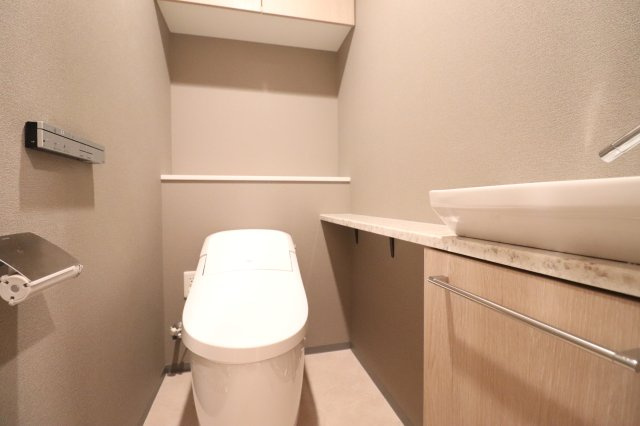 【トイレ】デザイン性と機能性を兼ね備えた手洗いカウンター付き！