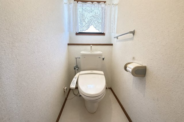 清潔感のあるトイレ空間。温水洗浄便座付きで快適にご利用いただけます。窓があるため自然光が入り、明るく換気もしやすいのが特徴です。日々使う場所だからこそ、快適さと使いやすさがしっかり考えられています。