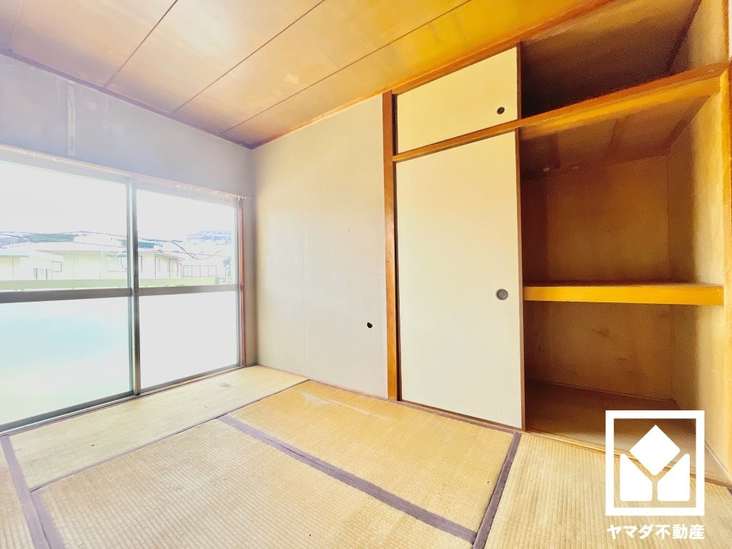 約5.4帖の洋室へ変更予定です。バルコニーにつながるお部屋で、通風・陽当たり良好。（リフォーム前の写真です）