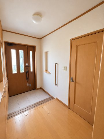 帰宅するたびにホッとできる、落ち着いた雰囲気の玄関です