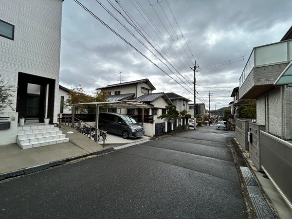 【 新規専任物件 川西市緑台6丁目 建築条件無しの前面道路含む現地写真】