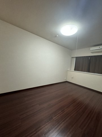 約7.0帖のゆとりある洋室。主寝室としても使いやすく、落ち着いて過ごせるプライベート空間です。