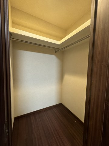 洋室にはウォークインクローゼットを完備。衣類や荷物をまとめて収納でき、お部屋をすっきり保てます。