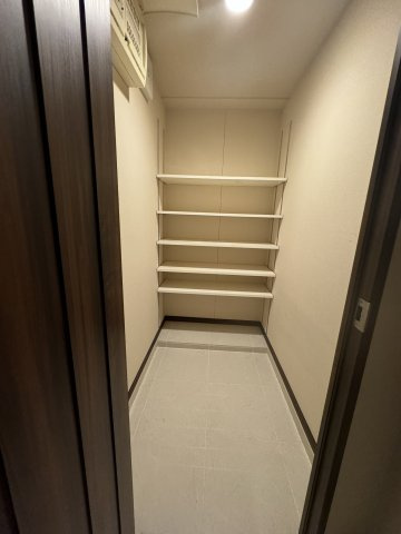 収納力のあるシューズインクローゼット。靴はもちろん、ゴルフバッグなどの収納にも便利です。
