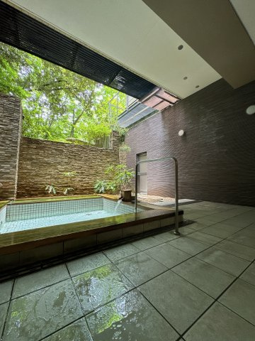 敷地内には温泉大浴場を完備。箱根湯本の温泉を、気軽に愉しめる贅沢なリゾートライフを叶えます。温泉大浴場の他、露天風呂、寝湯、貸切風呂、ドライサウナ・ミストサウナ、湯上りスペース、展望テラス、ラウンジ有