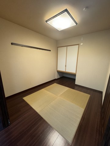約5.0帖の和室。畳でゆったり寛げる、リゾートでのひとときを心地よく過ごせる空間です。