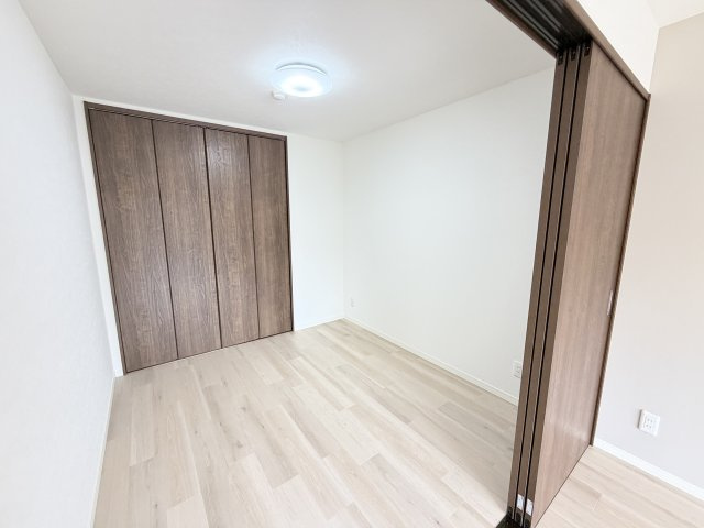 落ち着いた色調の洋室です