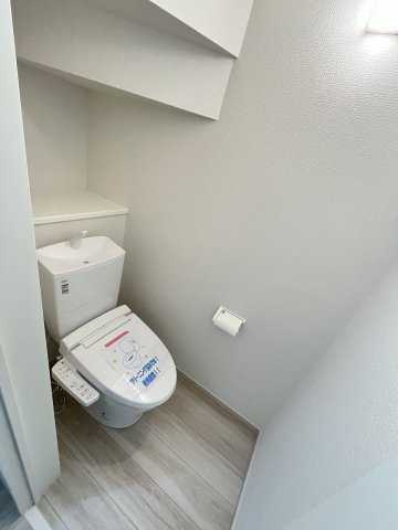 施工例。1階のトイレです。施工例は完成時と異なる場合があります。
