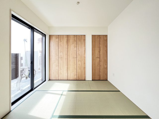 大容量の押入付で、来客用布団もスッキリ収納。家事スペースや客間など、多目的に使える便利な4.5帖。