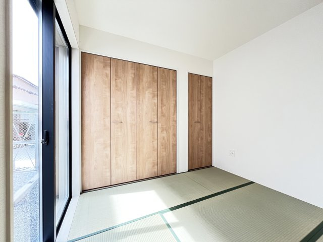 【みんなの癒し空間】お昼寝や来客時にも重宝する和室。南向きの陽だまりで、家族がホッと寛げる場所です。