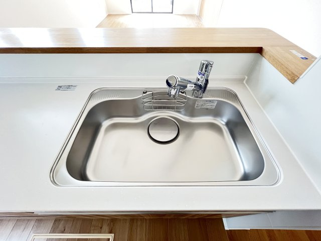 【浄水器一体型水栓】大きな鍋も洗いやすい広々シンク。手元のレバーで手軽に美味しい水が使えます。