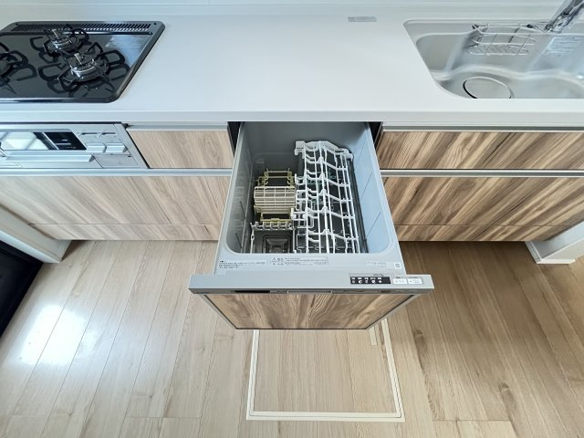【食洗機完備】手荒れを防ぎ、食後の時間をゆとりあるものに。スライドオープン式で出し入れもスムーズです。