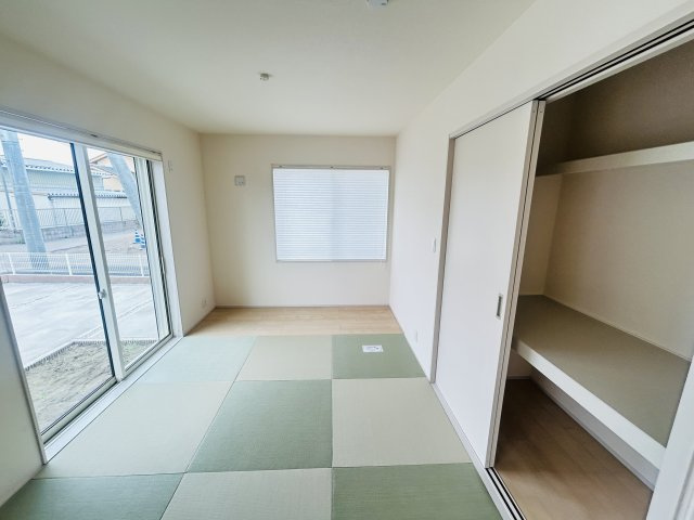 現地写真　リビング隣の和室はお子様の遊び部屋としてもちょうどいいですね♪       　