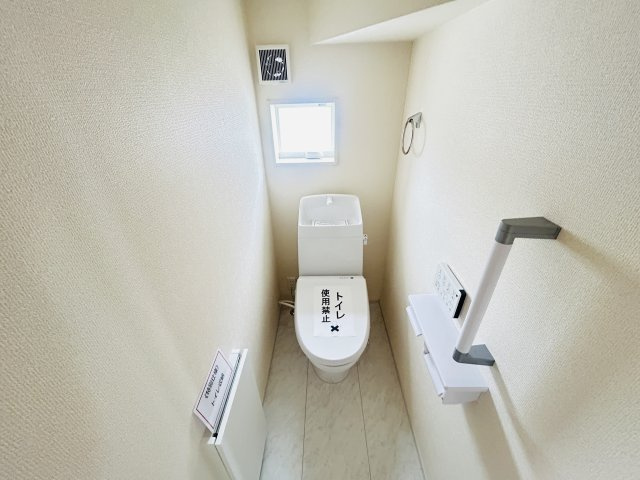現地写真　節水タイプのウォシュレット付きトイレ、水道料節約に一役買います！       　