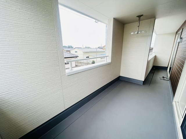 現地写真　日当たりの良い広々バルコニー！どのお部屋からも行き来できます。       　        　