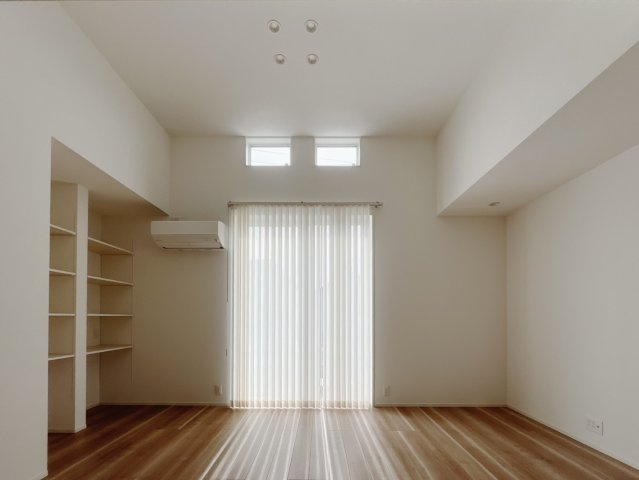 ■洋室｜ダブルベッドを置いても充分な広さを2Ｆのお部屋に設けております。お子様と家族みんなで寝るのも夢じゃありません♪窓からは光が差し込むので日中でも明るいお部屋です。