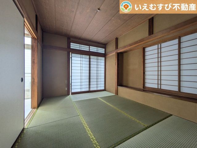 6畳の和室は小さなお子様のお世話に大活躍　和室がLDK横なので帰宅時などにちょっと休憩するにも便利です♪