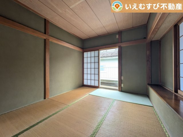 2面採光で明るい居室　たっぷりの採光で自然光の差し込む明るいお部屋！新生活を想像すると楽しみが増しますね♪