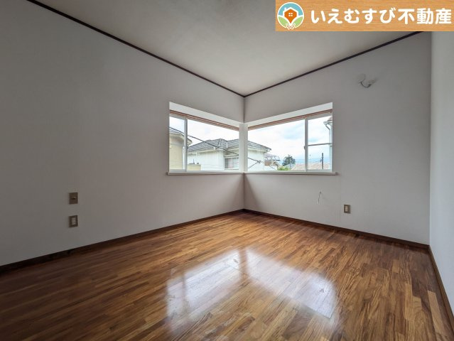 シンプルで明るいお部屋　2面採光で日当り良好！シンプルなお部屋なので自分で家具を選ぶのが楽しみですね！