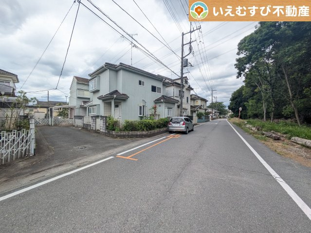 充分な広さの前面道路　間口が広くお車の出し入れも問題なく行えるスペースが確保されています♪