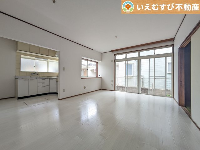 自然光で満たされる明るく開放感溢れるリビング　たっぷりの採光で明るい空間。家族みんなでくつろげます♪