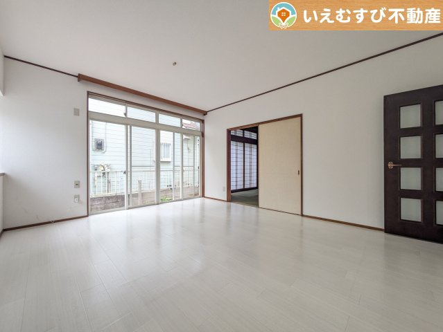 白を基調にした清潔感溢れる印象のリビングダイニング　白基調なので明るく、広く感じます。どんな家具も合わせやすそうですね！