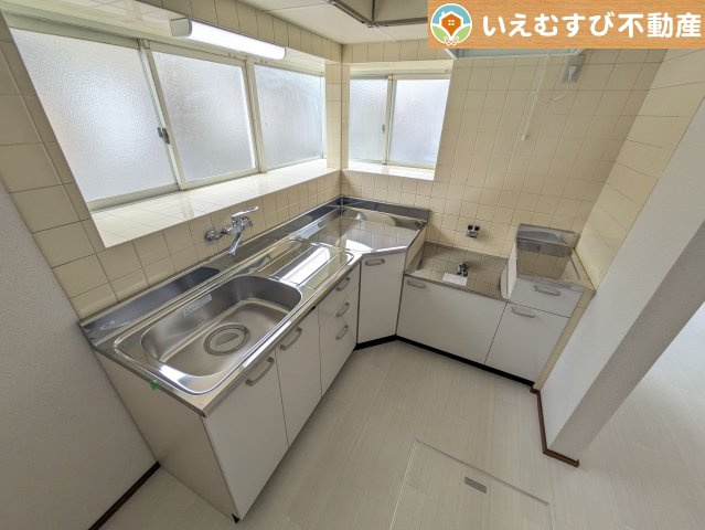 広々としたキッチン　冷蔵庫や食器棚を置いてもゆとりの広さ！独立した空間でゆっくりお料理♪