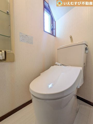 普通の生活で水道代を節約できる節水トイレ　窓付きで明るく、お掃除しやすいシンプルな空間♪