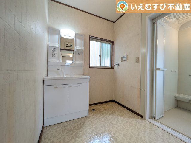 ゆとりの広さの洗面室　洗濯機を置いても余裕のある広さ！家事をするにも身支度するにも便利な広さですね！