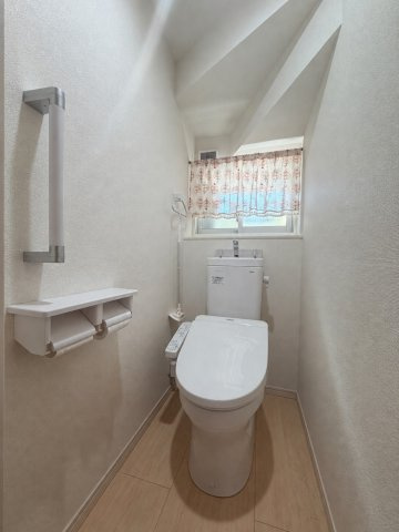 1階トイレは手すり付き。家族にも来客にも使いやすい設計小窓から光と風を取り込み、清　潔感を保ちやすい♪