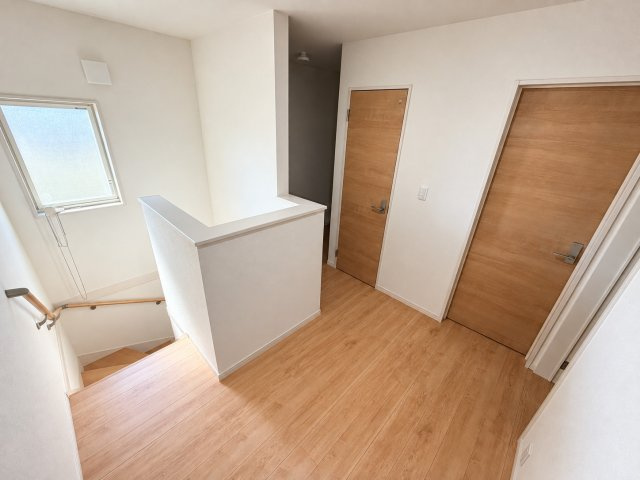 2階ホールにもゆとりがあり、各居室へスムーズに移動可能♪奥にはのオープンな収納部屋　あり♪