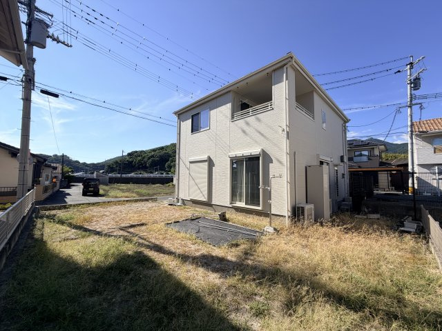 隣家との間隔にゆとりがあり、プライバシーを確保♪陽射しの注ぐ広い庭でガーデニングなど　を楽しめます。
