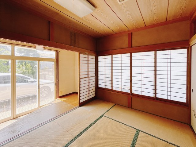 ■縁側｜風通しがよく自然の風を取り込みやすい、外と中の”ちょうどいい中間空間”で季節を感じながらゆったり過ごせる癒しのリラックススペースです♪
