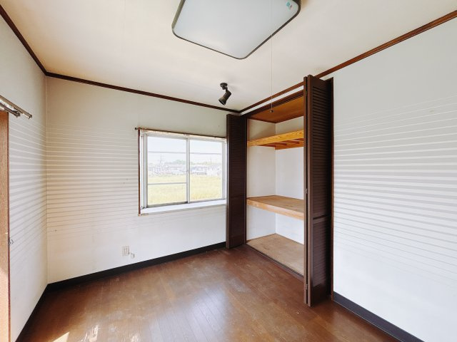 ■洋室｜ナチュラルカラーの床です。模様替えなどとても楽しく工夫できます♪陽当たり、風通しもとても良いので毎日快適な生活スタートです！