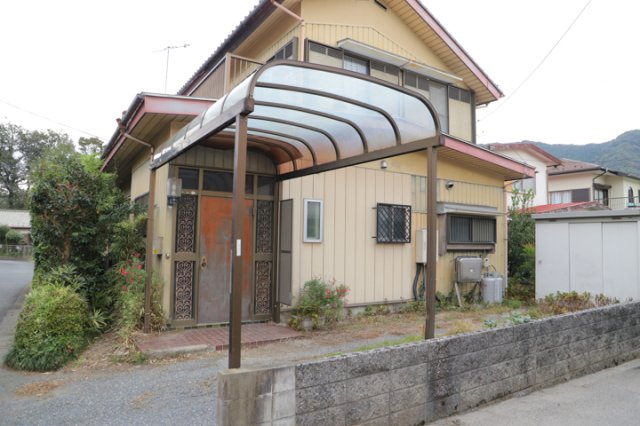 土地の形が極端に長細かったり、狭小地、あるいは道路との高低差がある傾斜地だった場合、後々売ろうとしても買い手がつかない場合もあります。後々、売却することになった時に価値の下がらない土地を選びましょう。