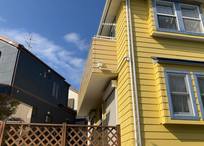 バルコニーは、室外の専用スペースのうち、「屋根がなく開放された空間」であるものを指します。ベランダより広いタイプのものが多く、日当たりもよいため家庭菜園などを楽しみたい人にとって適した環境となります。