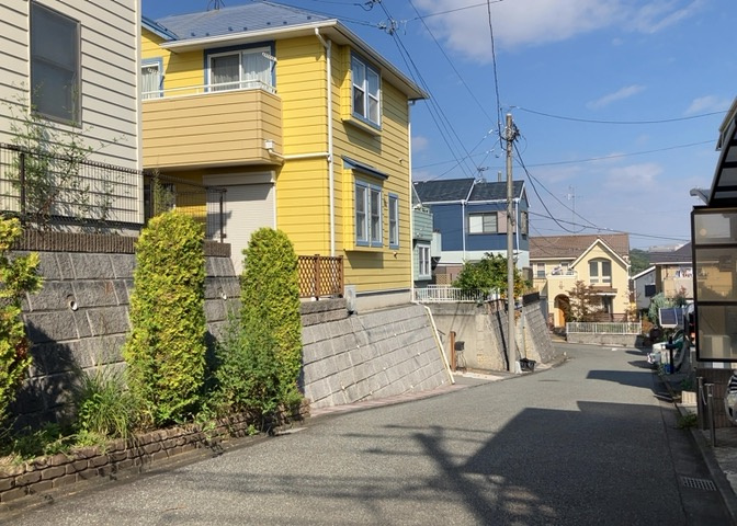 住宅用の土地では前面道路に2m以上接していなければならないと法律で定められています。しかし、お持ちの車のサイズやライフスタイルなどにより、2mでは利便が悪い場合もございますので、事前に確認しましょう。
