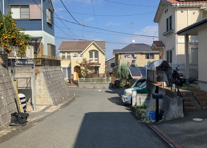 眺望を気にして物件を探す場合、前面に建物が建っていないか現地で確認しましょう！前面に建物があると景色はもちろん、日当たりや風通しにも影響が出てきます。住んだ時のことを想像しながら現地見学をしましょう。