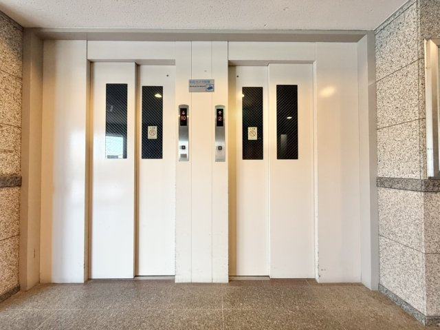 エレベーター2基ございます。お急ぎの時や、荷物が多い時も上り下りがスムーズでストレスフリー♪